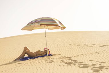 kadın güneşli gün sahilde rahatlatıcı