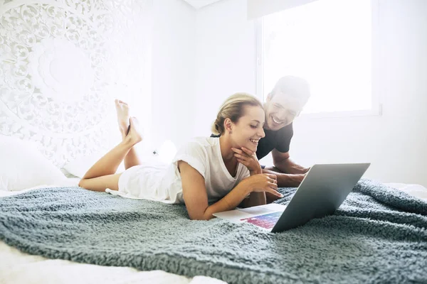Young Couple Laying Bed Working Laptop Bedroom — Stock Photo, Image