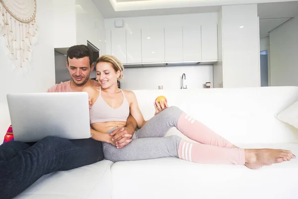 Young Couple Sitting Sofa Using Laptop Home — Stock Photo, Image