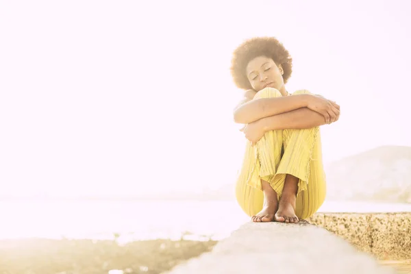 Κορίτσι Στυλ Μαλλιά Afro Αμερικανός Κάθεται Και Αγκαλιάζει Τον Εαυτό — Φωτογραφία Αρχείου