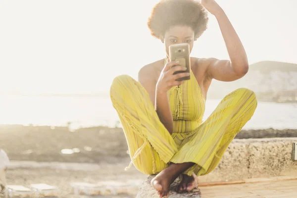 Jeune Belle Fille Africaine Utilisant Smartphone Tout Étant Assis Plage — Photo