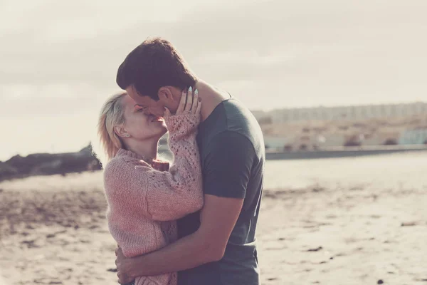 Paar Genießt Tagsüber Strand Meeresnähe — Stockfoto