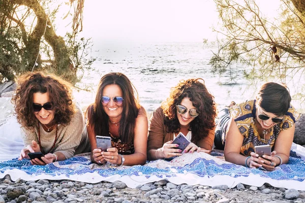 Medioevo Belle Donne Sdraiate Sulle Rocce Con Oceano Background Attività — Foto Stock