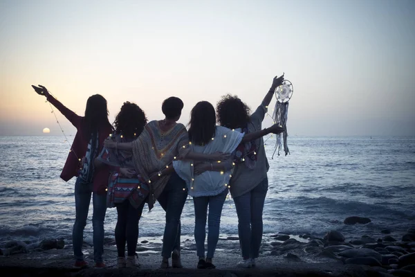 Imagem Conceito Romântico Sonhador Com Cinco Amigos Mulheres Abraçar Uns — Fotografia de Stock