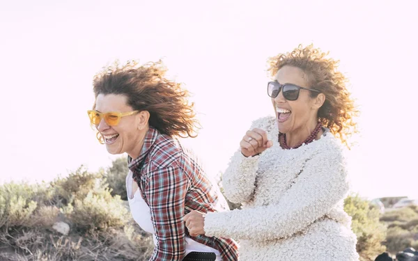 Deux Ludiques Joyeuses Joyeuses Femmes Âge Moyen Amusent Beaucoup Jouer — Photo