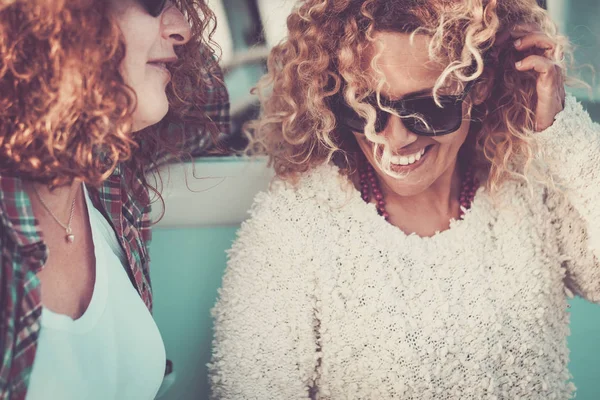 Casal Jovens Mulheres Bonitas Juntamente Com Sorriso Cabelo Loiro Encaracolado — Fotografia de Stock