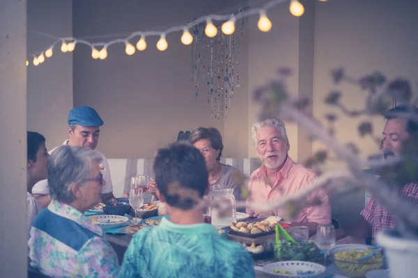 Grupo Amigos Padres Casa Cenando Juntos Tintineando Vasos Con Bebidas — Foto de Stock