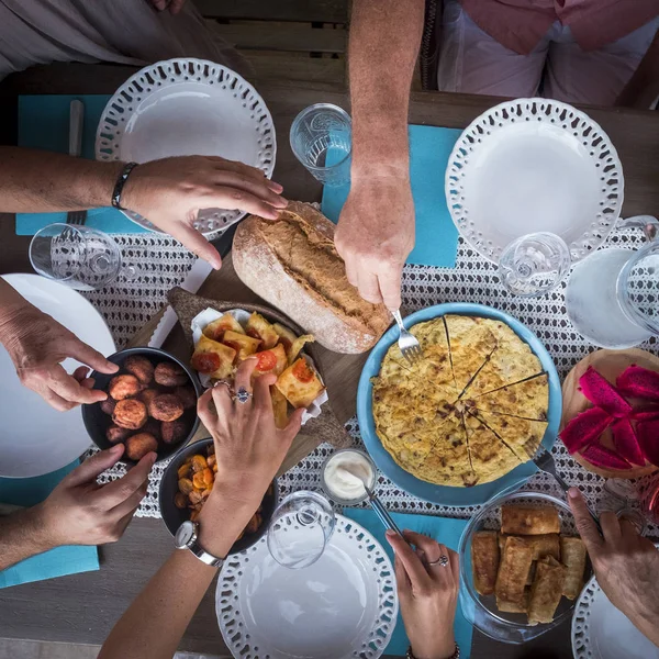 Gruppe Von Freunden Genießen Essen Und Nehmen Von Geschirr — Stockfoto