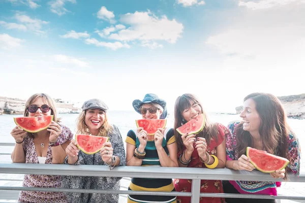 Summer Travel Vacation Concept Five Young Beautiful Women Friends Eating — Stock Photo, Image