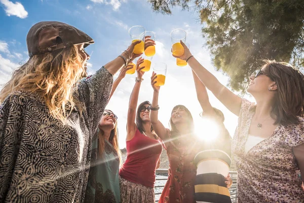 Groupe Amis Jeunes Belles Femmes Caucasiennes Amusent Célèbrent Tous Ensemble — Photo