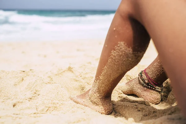 Musim Panas Dan Pantai Mengendurkan Konsep Liburan Dengan Gadis Telanjang — Stok Foto