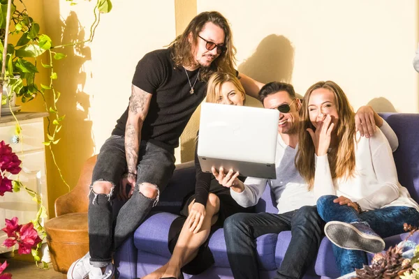 Grupo Amigos Divertir Com Laptop Sentado Sofá Todos Juntos Amizade — Fotografia de Stock