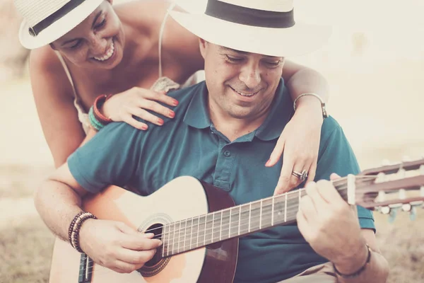 Paar Entspannt Sich Park Während Mann Auf Gitarre Spielt — Stockfoto