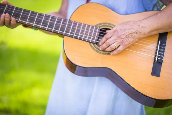 Cierre Las Manos Femeninas Edad Avanzada Tocando Una Guitarra Aire — Foto de Stock