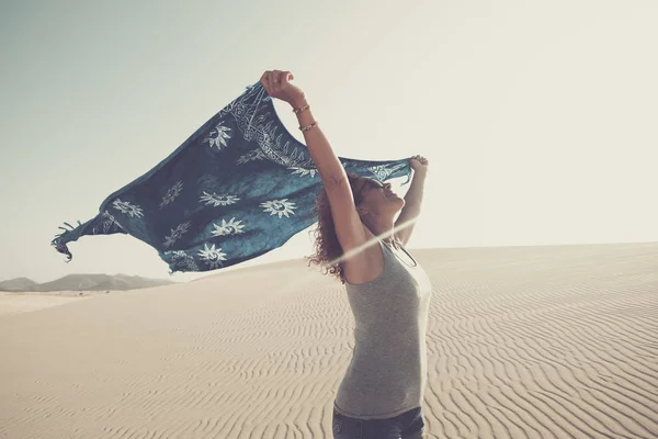 Felicità Libertà Concetto Con Bella Donna Caucasica Prendere Foulard Blu — Foto Stock