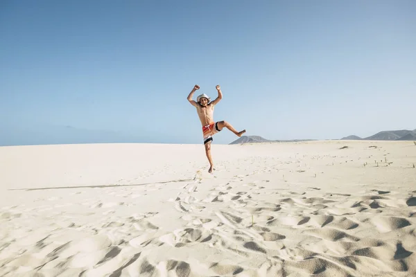 Louco Engraçado Adolescente Salto Com Felicidade Areia Deserto Praia Maiô — Fotografia de Stock