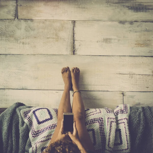 Vrouw Liggend Bank Met Benen Rustend Muur Ontspannen Kijkend Naar — Stockfoto