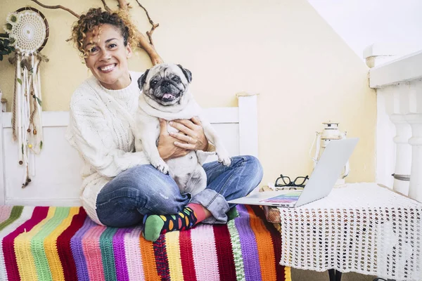 Feliz Pareja Casa Con Bastante Mujer Mediana Edad Divertido Perro —  Fotos de Stock