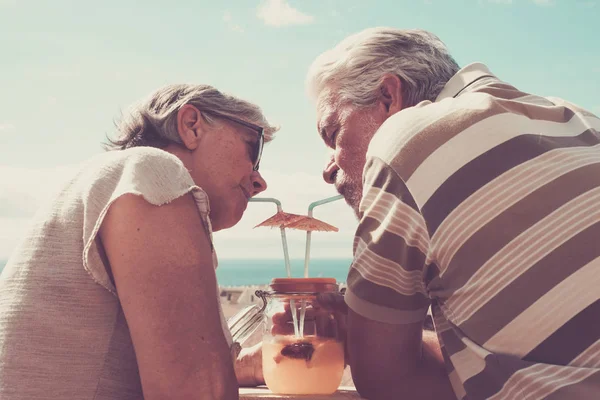 Erwachsener Mann Und Frau Trinken Gesunden Fruchtsaft Freien Auf Der — Stockfoto