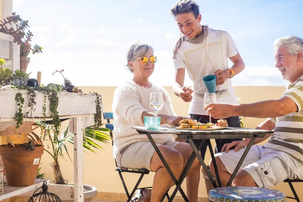 Nonni Adulti Maturo Adolescente Nipote Godere All Aperto Terrazza Tempo — Foto Stock