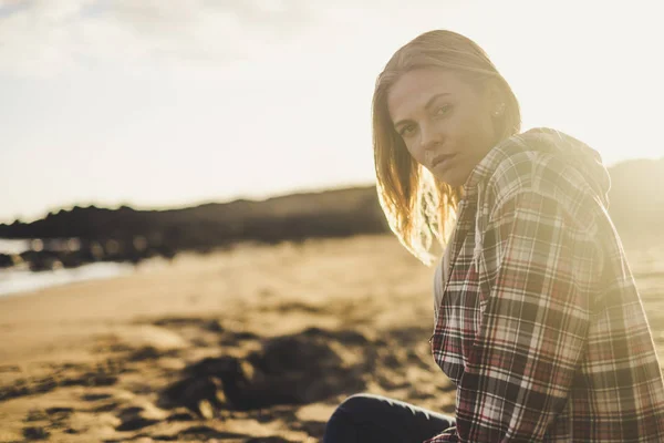 Arany Naplemente Gyönyörű Hipster Szőke Homokra Strandon Élvezi Szabadtéri Természet — Stock Fotó