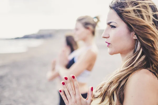 Portrét Blondýny Aktivní Meditační Pozici Jógy Přáteli Její Blízkosti — Stock fotografie