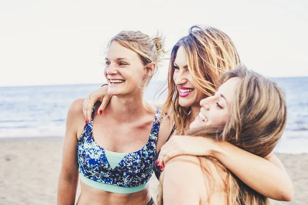 Alegre Grupo Feliz Três Jovens Amigos Caucasianos Mulheres Praia Roupas — Fotografia de Stock