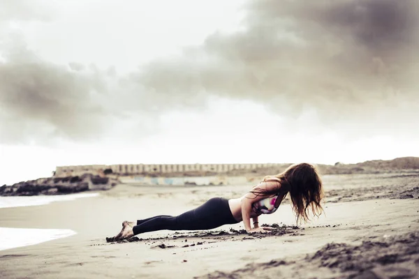 Giovane Ragazza Doping Plancia Pilates Posizione Spiaggia Sulla Riva Del — Foto Stock