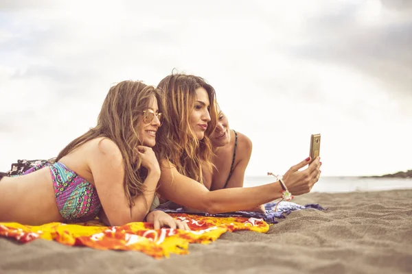 Summer Concept Tourists Three Friends Girls Lay Beach Sunbath Together — 스톡 사진