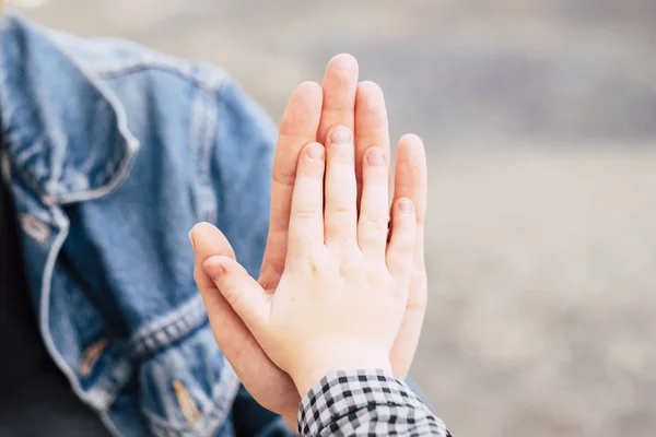 Koncepcja Miłości Dzieciństwa Dwoma Białymi Dłońmi Dotykającymi Trzymającymi Się Relacji — Zdjęcie stockowe