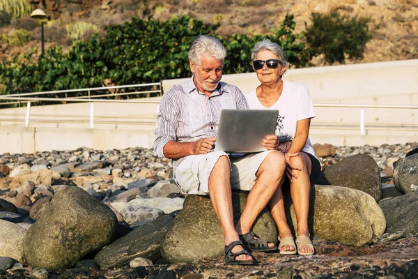 Adulto Mayor Envejecido Pareja Utilizando Tecnología Portátil Ordenador Aire Libre — Foto de Stock