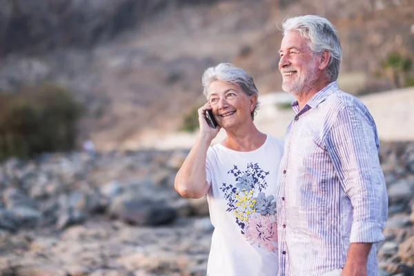 Heureux Couple Aîné Sur Plage Galets Rire Blague Étreindre Autre — Photo