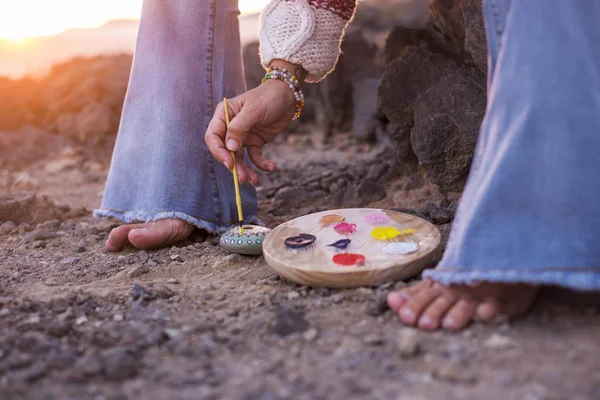 Cropped Shot Barefoot Woman Painting While Sitting Rocks — Fotografie, imagine de stoc