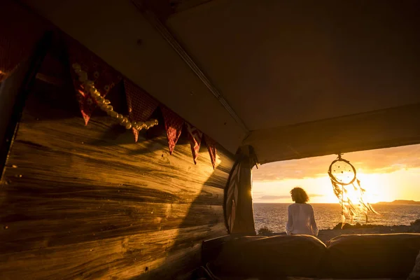 Turista Mujer Viajera Disfrutar Del Sol Océano Furgoneta Rústica Hecha —  Fotos de Stock