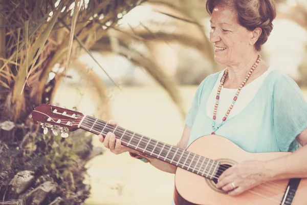 Ανώτερος Καυκάσιος Όμορφη Χαρούμενη Ευτυχισμένη Κυρία Ενήλικες Άνθρωποι Τραγουδούν Μια — Φωτογραφία Αρχείου