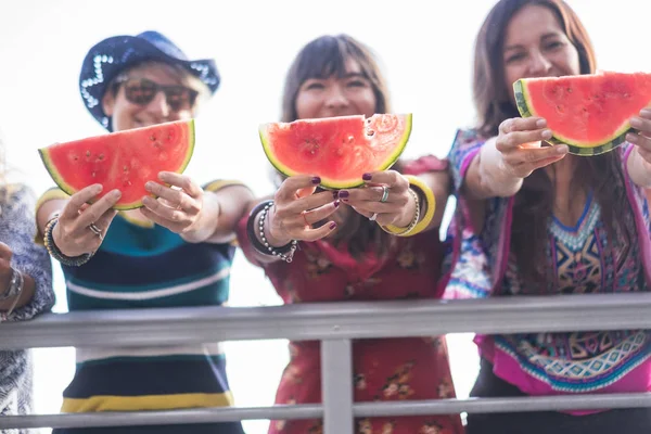 Gruppo Giovani Donne Caucasiche Che Mostrano Anguria Rossa Fresca Estiva — Foto Stock