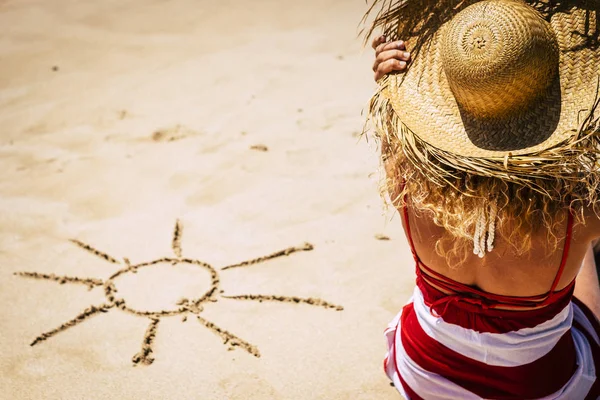 Sommerferienkonzept Mit Mädchen Strand Und Sonne Sand — Stockfoto