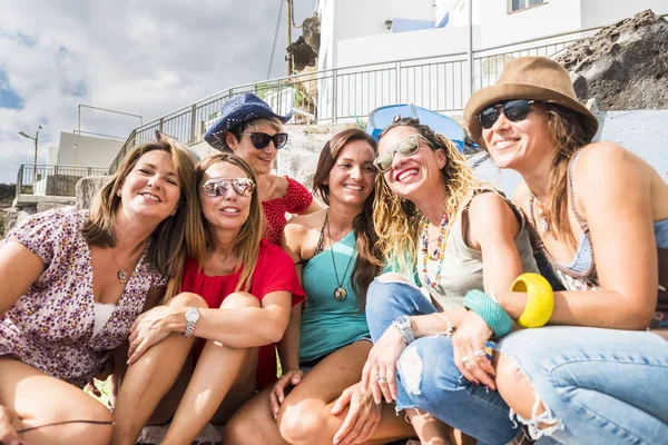 Gruppo Giovani Amiche Allegre Felici Godersi Giornata Durante Vacanze Estive — Foto Stock