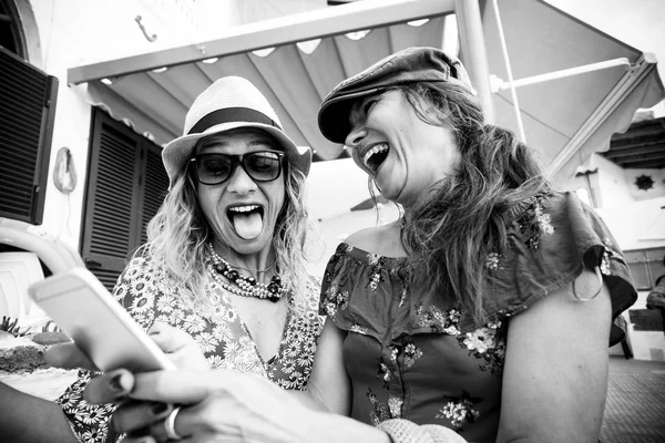 Black White Couple Young Crazy Women Have Fun Together Laughing — Stock Photo, Image