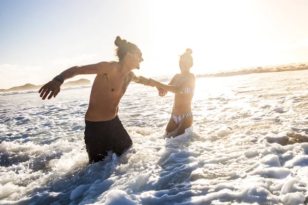 Schöne Kaukasische Paar Genießen Den Sommerurlaub Mit Sonnenlicht Hintergrund Spielen — Stockfoto