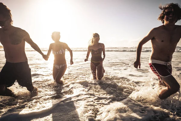 Grupo Jovens Alternativa Milenar Bonito Divertir Desfrutar Das Férias Verão — Fotografia de Stock