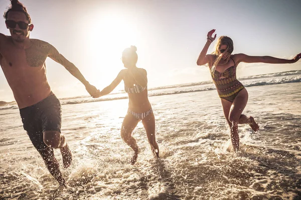 Amici Caucasico Gruppo Persone Uomo Due Donne Godere Divertirsi Insieme — Foto Stock