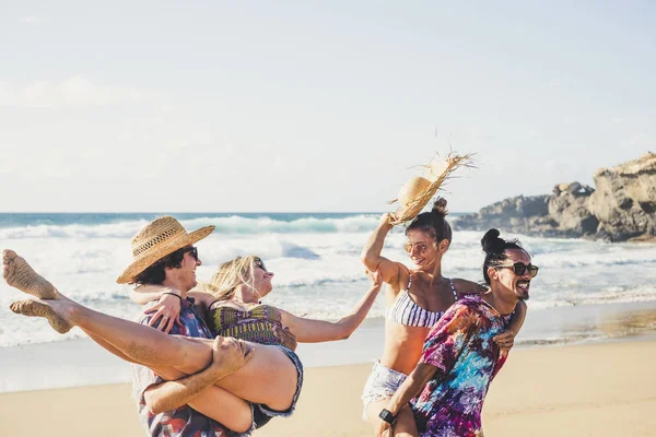 Χαρούμενη Ομάδα Ανθρώπων Αγόρια Και Κορίτσια Διασκεδάζουν Μαζί Στην Παραλία — Φωτογραφία Αρχείου