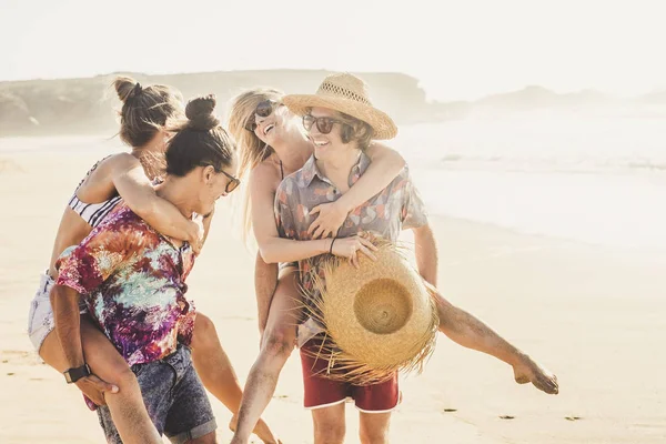 Amigos Alegres Casal Pessoas Meninas Meninos Divertir Juntos Praia Férias — Fotografia de Stock