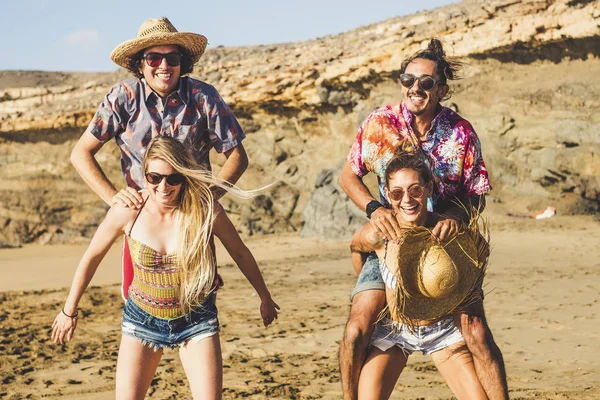 Vrolijke Groep Mensen Jongens Meisjes Hebben Plezier Samen Het Strand — Stockfoto