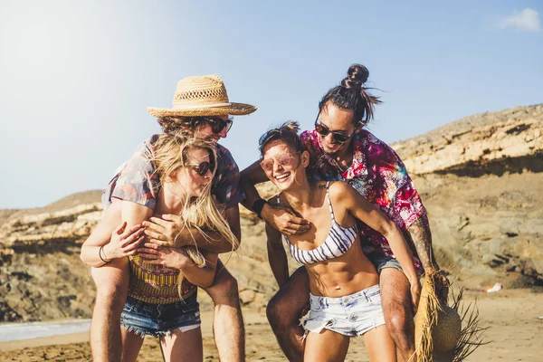 Fröhliche Menschen Zwei Paare Lachen Und Haben Spaß Zusammen — Stockfoto