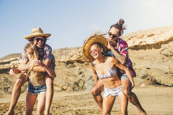 Весела Група Людей Хлопчики Дівчатка Розважаються Разом Пляжі Під Час — стокове фото