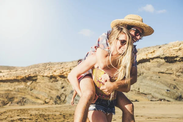 Alternativa Divertente Coppia Divertirsi Insieme Spiaggia Nella Giornata Sole Vacanza — Foto Stock