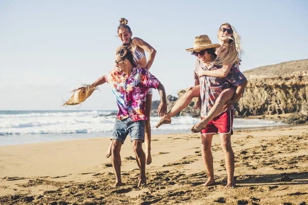 Grupo Alegre Pessoas Meninos Meninas Divertem Juntos Praia Durante Férias — Fotografia de Stock