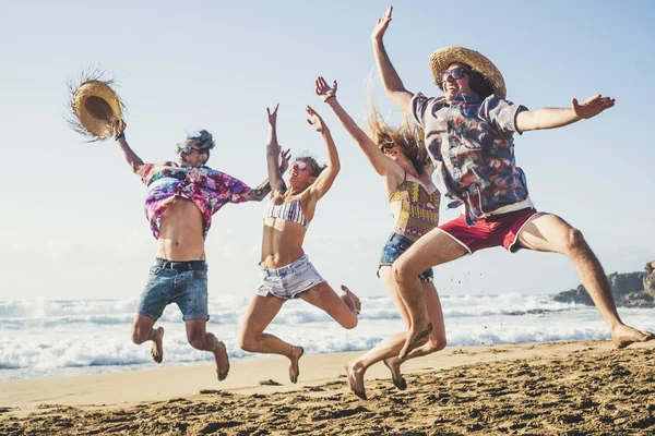 快乐与年轻一代在海滩共度暑假 在友谊中快乐地在一起狂欢作乐 狂欢作乐 — 图库照片